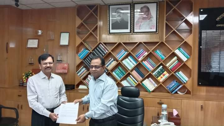 1. মোঃ আব্দুর রউফ স্যার সভাপতি মহোদয়ের নিকট যোগদানপত্র দাখিল